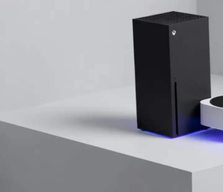 Nowoczesna konsola Xbox ustawiona na jasnym tle